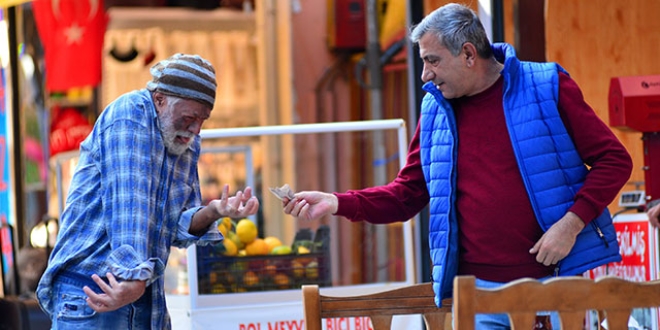 Dilenci kılığına girip yarım saatte 60 TL para topladı