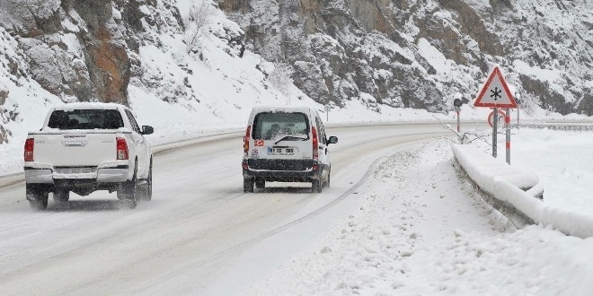 Yedigöller Milli Parkı yolu kar nedeniyle ulaşıma kapandı