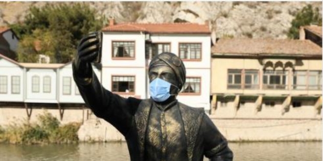 'zekim yapan ehzade heykeli' ile maskeli tedbir mesaj