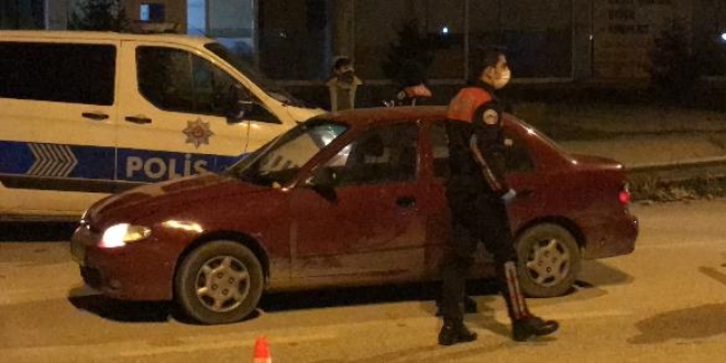 Kısıtlamada sokağa çıktı, cezayı yiyince gazetecilere tükürdü