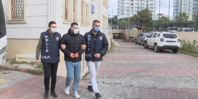Babasının eski sevgilisini dövüp kanlar içinde yola attı