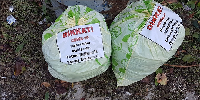 Karantinadaki vatandaş evinden çıkan çöplerle böyle uyardı