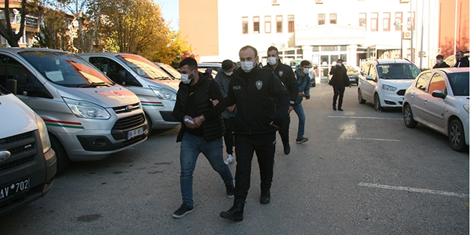 Karı koca çifti darp edip polislere saldıran 4 kişi tutuklandı