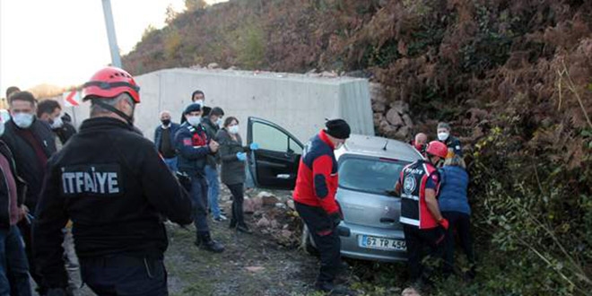 Otomobil istinat duvarına çarptı: Biri bebek 2 ölü