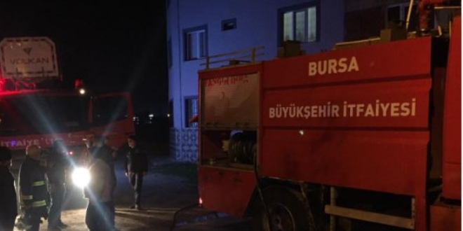İtfaiye eri müdahale ettiği yanan evin ikinci katından düştü