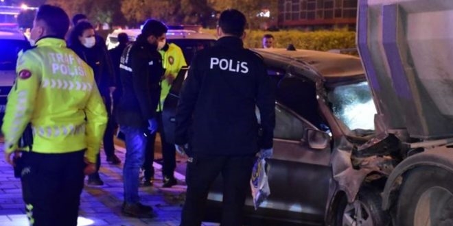 �zmir'deki trafik kazas�nda polis memuru hayat�n� kaybetti