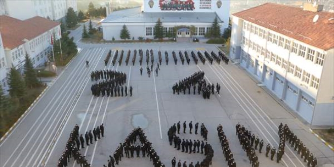 Yozgat'ta eğitim gören polis adayları öğretmenleri unutmadı