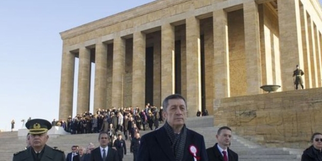 Bakan Selçuk Anıtkabir'i ziyaret ederek çelenk bıraktı