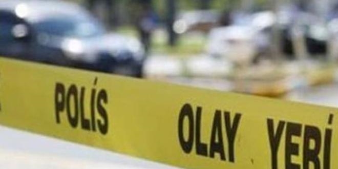 Asfalt patladı içine kamyonet düştü; araçtaki işçiler boğulmaktan son anda kurtuldu
