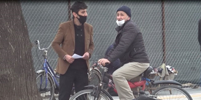 Maske takmayanlara testinin pozitif çıktığını söyleyip, adres sordu