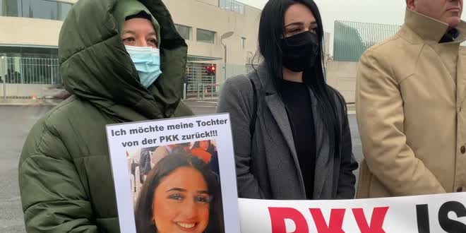 Almanya'da PKK tarafndan kz karlan anne eylemini srdryor