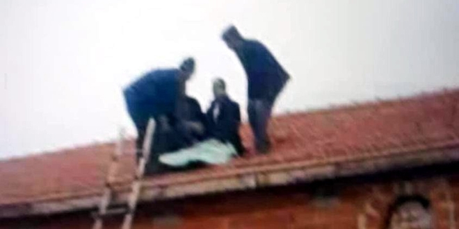 Takla atan araçtan savrulan sürücü evin çatısına düştü