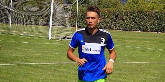 �zmir'de depremde kurtar�lan amat�r futbolcu ya�am�n� yitirdi