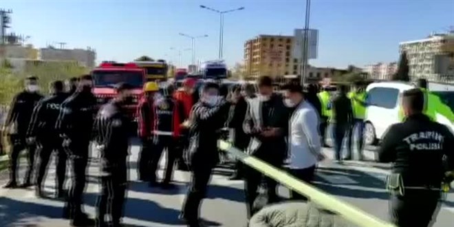 Panoya afiş asarken tırın çarptığı işçilerden biri hayatını kaybetti