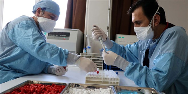Yerli aşı çalışmalarının yapıldığı laboratuvarı görüntüledi