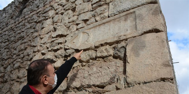 500 y�ll�k caminin duvar�ndan Roma d�nemine ait ta�lar ��kt�