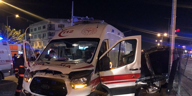 Yalova'da ambulans otomobil ile çarpıştı: 2 yaralı