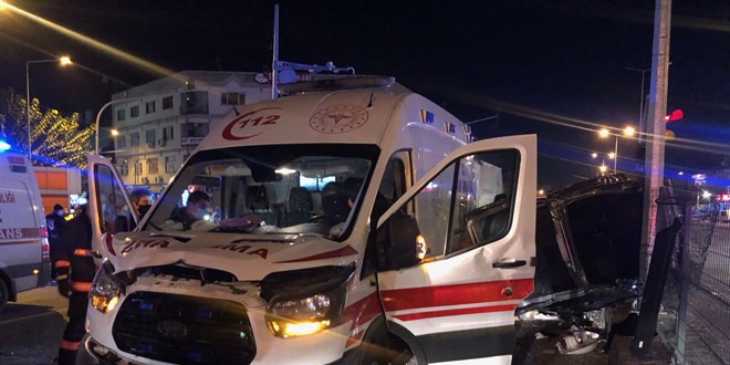 Yalova'da ambulans otomobil ile arpt: 2 yaral