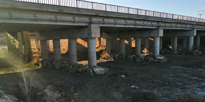 Kızılırmak'ı besleyen dere tamamen kurudu