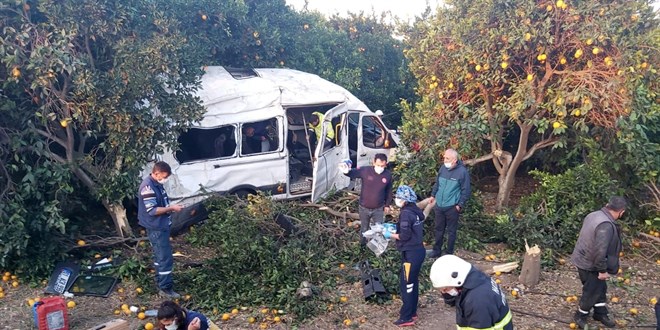 Tarım işçilerini taşıyan servis aracı kaza yaptı: 9 yaralı
