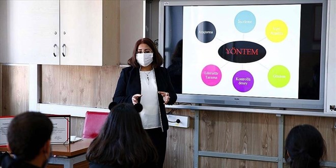 Şengül öğretmen, öğrencilerini geleceğe hazırlıyor