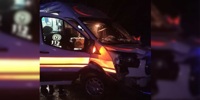 Hasta nakleden ambulans kaza yaptı: 3 yaralı