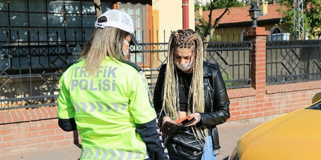 Maske takmayan kadın, polisleri tehdit edip gazetecilere tepki gösterdi