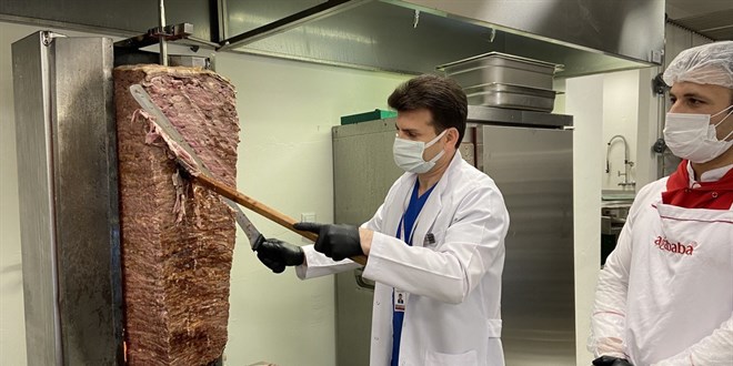 Koronayı yendi, sağlık kahramanlarına döner ikram etti