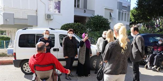 Engelli 2 �ocu�u bulunan aileyi apartmandan atmak i�in imza toplad�lar