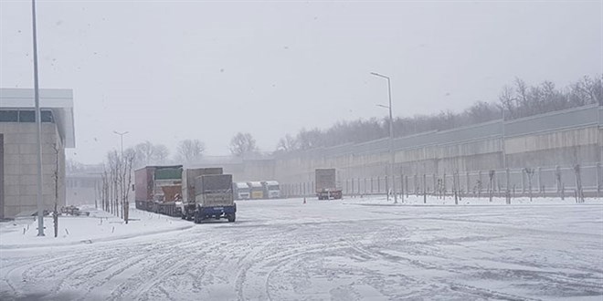 Balkanlar üzerinden gelen kar Edirne'den giriş yaptı