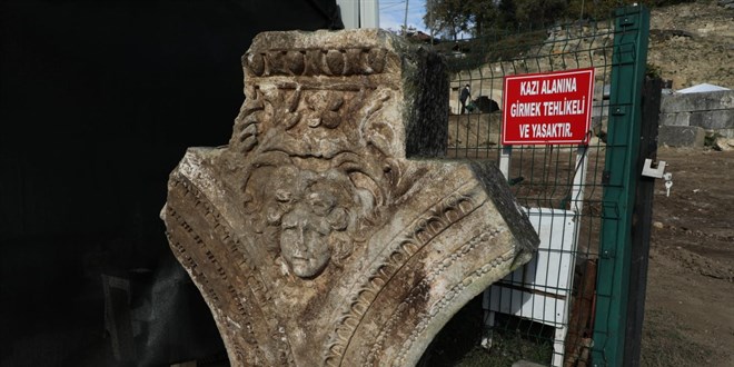 Dzce'de kaz almalarnda Medusa heykeli bulundu