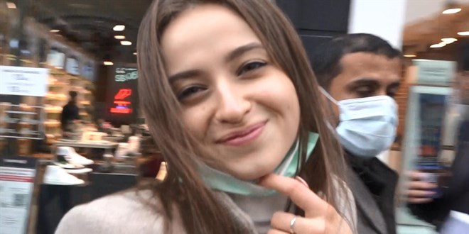 Kamerayı görünce maskeyi indirip poz verdi