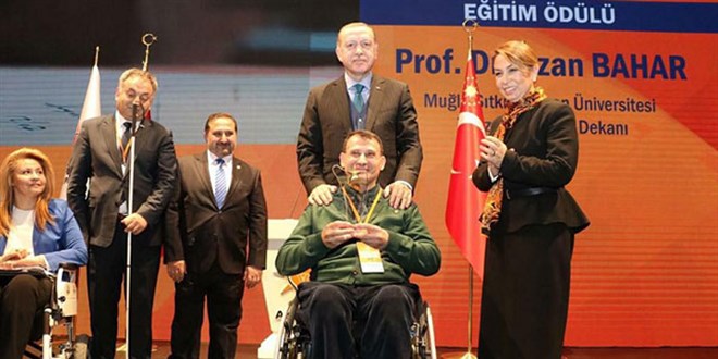 Gazi Yüzbaşı, azmiyle profesör oldu, Erdoğan'dan ödül aldı