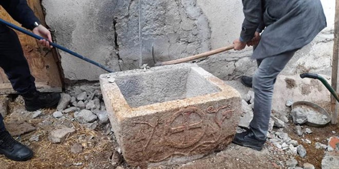 1200 yıllık vaftiz teknesini satmaya çalışırken yakalandı