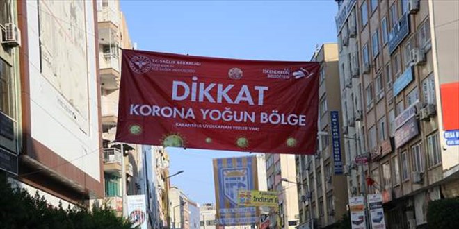 Hatay'da bazı mahallelere 'korona yoğun bölge' afişi asıldı