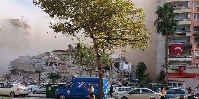 İzmir depreminin 'dehşet' anları güvenlik kameralarına yansıdı