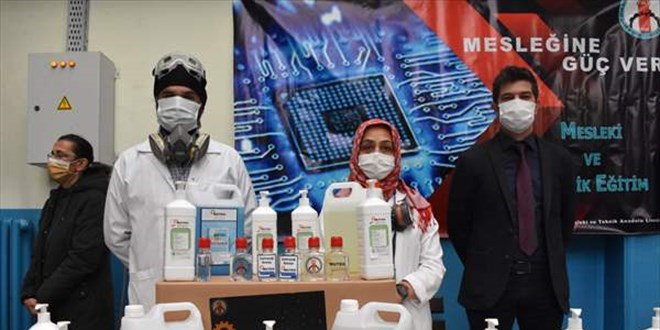 Meslek lisesi öğretmenleri 70 bin litre dezenfektan üretti