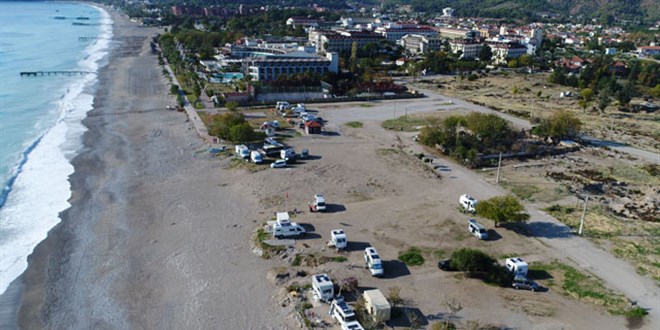 Karavanda beş yıldızlı otellerin yanı başında izole yaşam