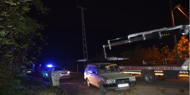 Jandarma ekiplerine otomobille �arparak ka�an 2 ki�i aran�yor