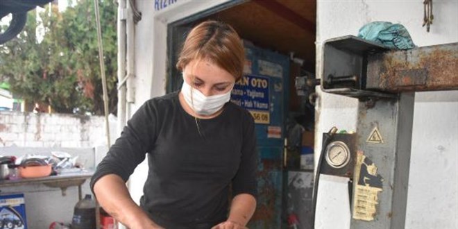 Liseli Duygu, lastik tamir edip, balans ayarı yapıyor