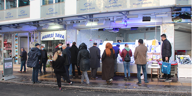 Kısıtlamalara saatler kala alıveriş çılgınlığı yaşandı