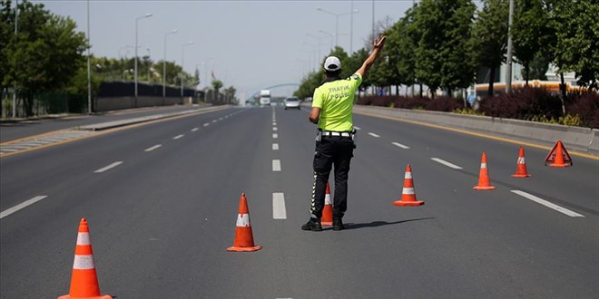 56 Saatlik hafta sonu sokağa çıkma yasağı başladı