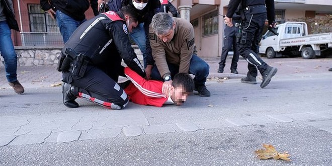 Polisle çatışan şüpheli, sokağa çıkma kısıtlamasını ihlal edince de ekip otosuna ateş açmış