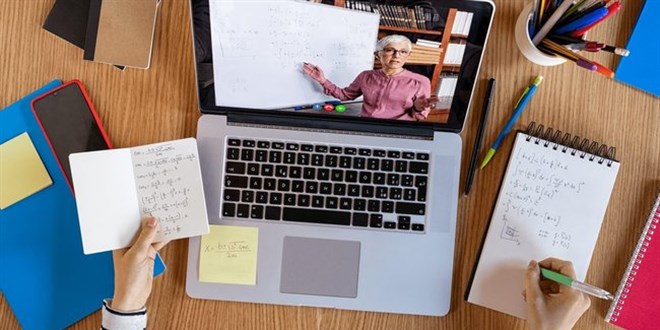 Dersler internetten, sınavlar online, kampüsler ev