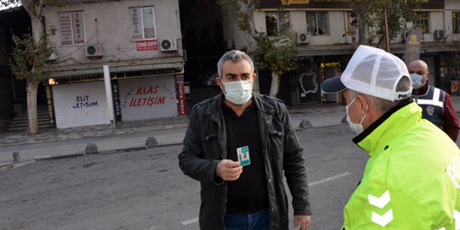 Polislere önce tepki gösterdi, sonra özür diledi