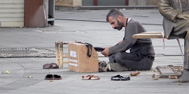 Kısıtlamayı duymayan boyacı sokakta müşteri bekledi