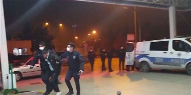 Gözaltına alınan zanlının yakınları polis ekibine saldırdı: 2 polis yaralı