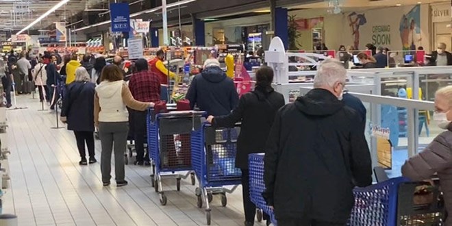 Sokağa çıkma yasağı market raflarını boşalttı