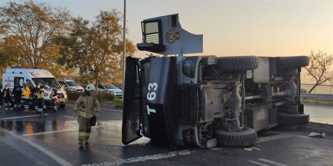 Küçükçekmece'de seyir halindeki TOMA devrildi