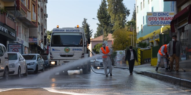 Üç bin kişinin karantinada olduğu ilçede caddeler yıkanıyor